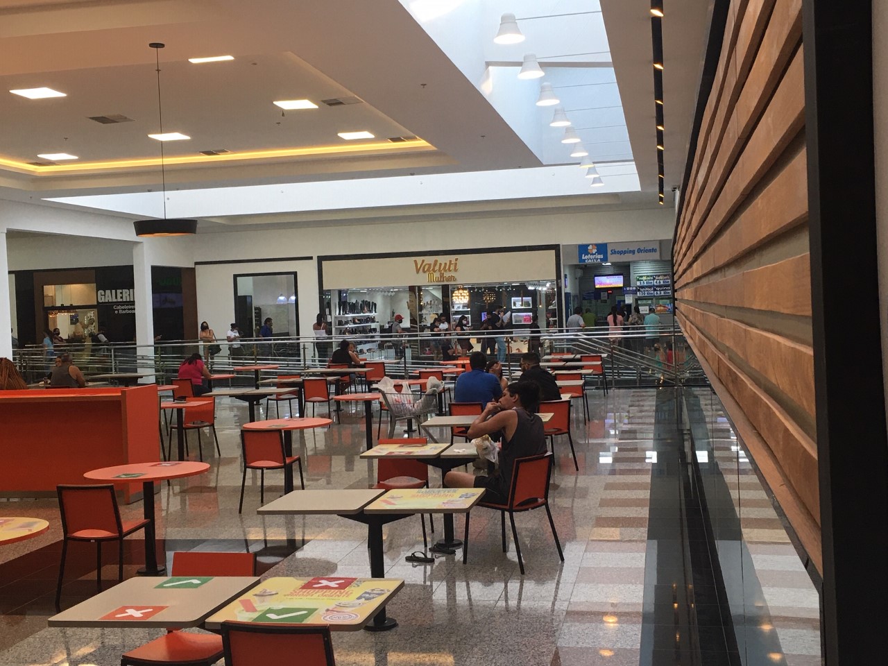 Praca de Alimentacao do Shopping Jardim